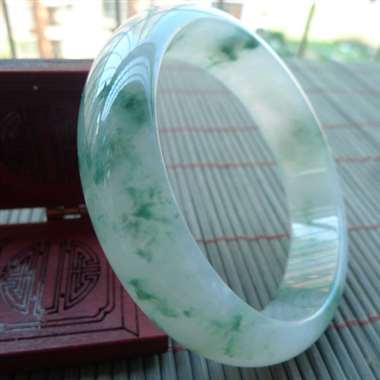 016pg完美冰润飘花正装手镯，无纹裂，料老种好，冰润通透，质地细腻水润，种水足，飘花灵动，上手贵气