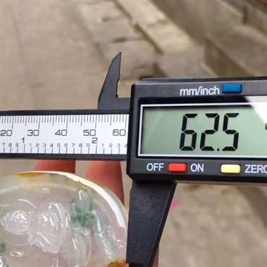 L冰种三彩料《观音娘娘》。细腻种水足，冰透起光，水润怡人，完美