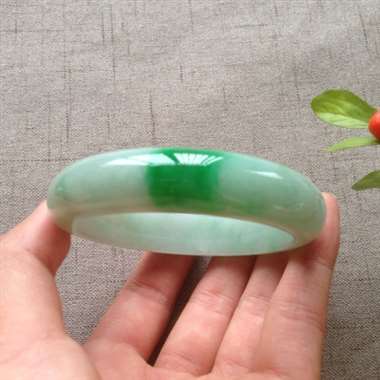 冰阳绿正装手镯，有纹无扣感，不影响佩戴效果！
