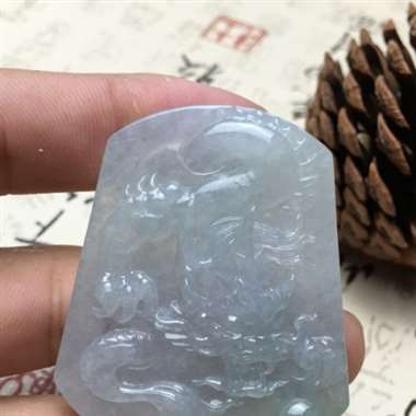 冰种龙戏珠 种水足 雕工精美 设计巧妙 霸气十足 冰种龙戏珠 种水足 雕工精美 设计巧妙 霸气十足