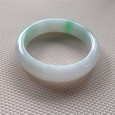 天然翡翠A货糯种飘绿正圈手镯 58.1圈口,阳绿! 天然翡翠A货糯种飘绿正圈手镯 58.1圈口,阳绿!