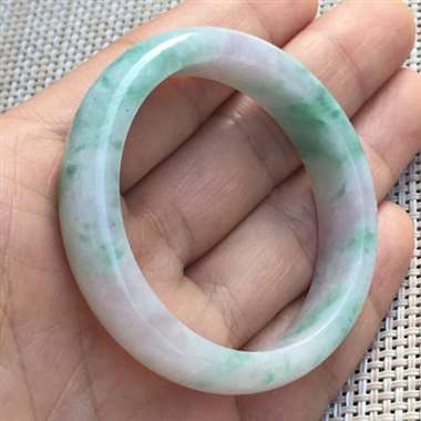 种稍粗有晶体感，色美，淡紫底飘阳绿，色彩斑斓寓意前程似锦，送新生宝宝最好的