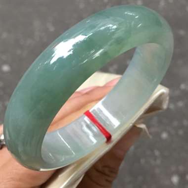 翡翠A货.冰种晴水油底飘花.正圈手镯.冰润通透.种老水头十足.料子细腻.清爽干净.宽条厚装饱满.肉感