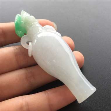 糯种飘阳绿花瓶，瓶盖有小细纹，不打灯不可见，不影响美观。尺寸：70.2*22.8*15.6