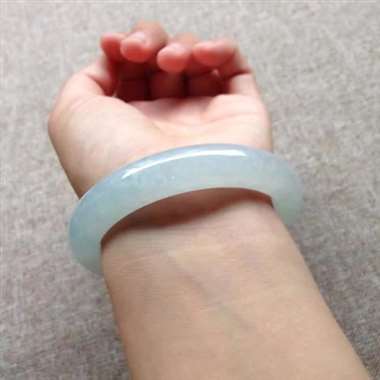 天然翡翠A货冰种淡瓜色完美正圈手镯