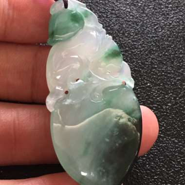 冰种飘花猴子献桃挂件 色泽艳丽 玉质细腻干净 清爽