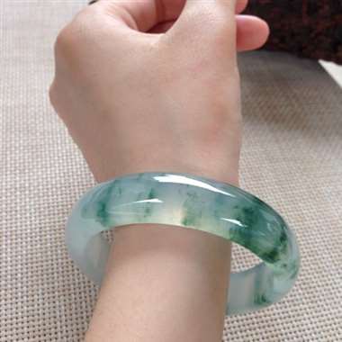 17041823#正圈尺寸：57x14.4x7.8mm 冰绿花镯，看得见得品质，种水十足，起光纯纯的