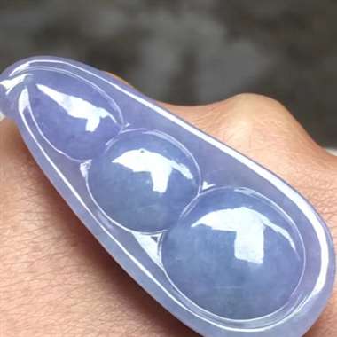 紫罗兰福豆，尺寸:38.4*15.6*7.8mm,完美，种水足，颜色美，形体饱满，质量杠杠，可直接佩