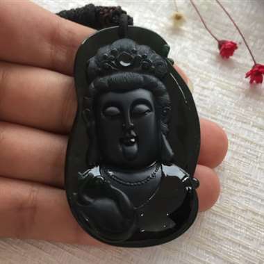 冰种极品墨翠观音，黑度极度黑，玉质细腻，打灯通透阳绿，少杂质，纯手工打造，线条柔美流畅，厚装大件。尺
