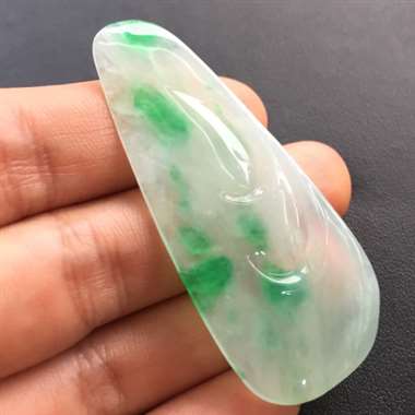 高冰种飘阳绿观音挂件 有种有色 实物比照片更好看。尺寸：56.3-23.2-3.8