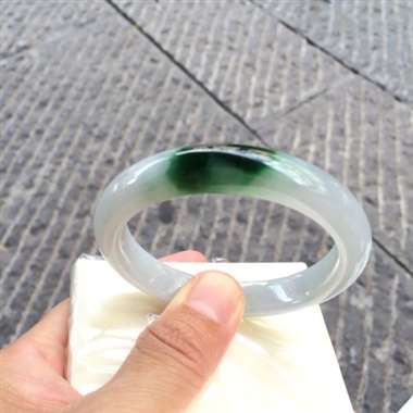 缅甸翡翠A货，53正圈手镯，底子细腻，有点石纹但不扣手，默绿色的很抢眼的。