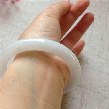 冰润飘绿圆条手镯，无纹裂完美，上手清新大气