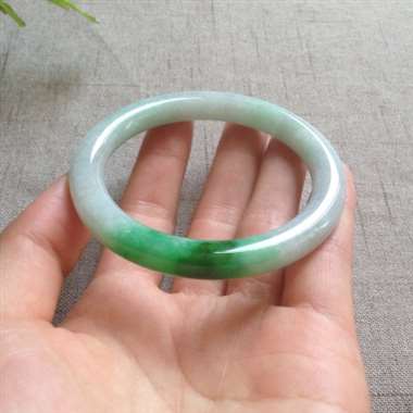 冰辣绿小圆条手镯，有微纹，打灯可见，不影响佩戴效果！
