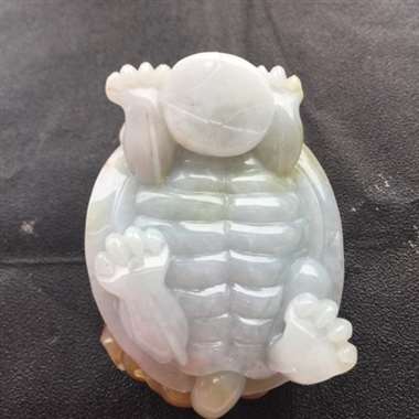 红黄皮龙龟，颜色宜人，雕工精湛。