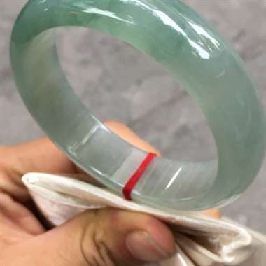 翡翠A货.冰种晴水油底飘花.正圈手镯.冰润通透.种老水头十足.料子细腻.清爽干净.宽条厚装饱满.肉感
