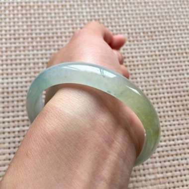冰起胶黄翡贵妃手镯，口径：56.6*49.4*12.1*6.1，37.19g