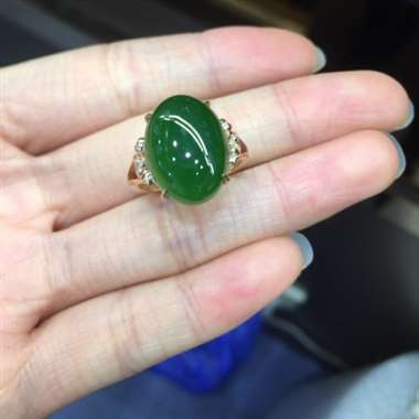 和田碧玉戒指，油润发亮，碧玉通透，光泽强，温润，透绿莹润，十分诱人。18k金镶嵌天然钻石，爱心满满，