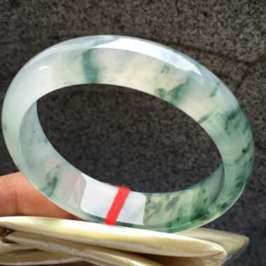 正圈，冰种飘花，尺寸57.6-14.9-7.3，冰润通透，种老起光，飘花灵动飘逸，底子干净清爽，完美