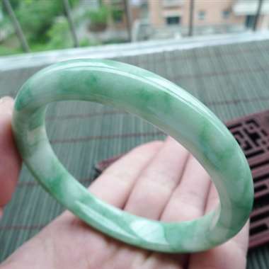 111717A货翡翠完美好种飘绿贵妃手镯,质地细腻,飘绿清爽,色泽鲜艳,尺寸54.5-52.2-9. 111717A货翡翠完美好种飘绿贵妃手镯,质地细腻,飘绿清爽,色泽鲜艳,尺寸54.5-52.2-9.