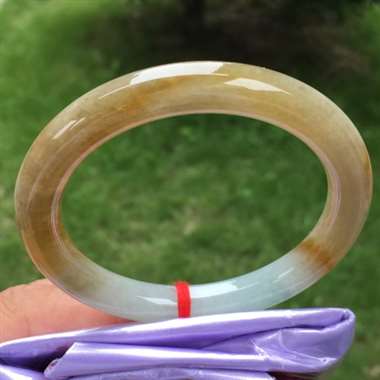 黄翡圆条，尺寸53.2-8.7-8.7，水润细腻，颜色亮丽，打灯微纹，编号041303