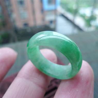 111422A货翡翠完美满色戒指，圈口17.2mm，颜色靓丽，种水好，有种有色，玉质细腻，佩戴效果好
