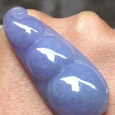 紫罗兰福豆,尺寸:38.4*15.6*7.8mm,完美,种水足,颜色美,形体饱满,质量杠杠,可直接佩 紫罗兰福豆,尺寸:38.4*15.6*7.8mm,完美,种水足,颜色美,形体饱满,质量杠杠,可直接佩
