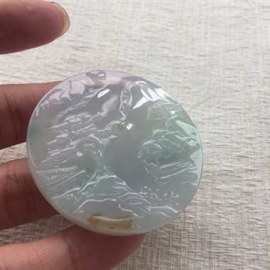 糯种山水，雕工精湛，画面美观。