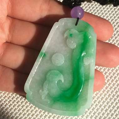 缅甸翡翠A货，竹牌，节节高升，事事如意，色彩鲜艳，性价比很高。佩戴效果很赞，喜欢的赶紧下手吧。