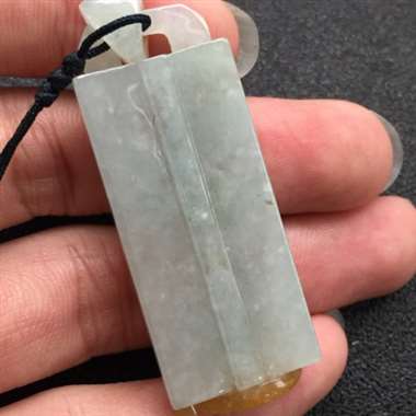 飘黄祥龙挂件 尺寸：52.9-19.8-8.1mm