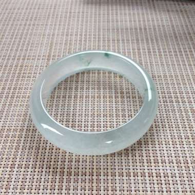17041428#正圈尺寸：57.6x14.4x8.2mm 老坑飘花镯，种水均匀充足，花色清爽，老坑