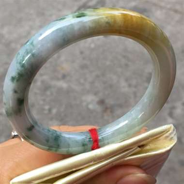 翡翠A货：糯种.三色.黄加绿.圆条.色彩丰富.料子清爽干净.种老水头十足.完美无瑕.尺寸：53.5m