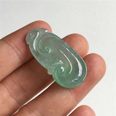 湖水蓝 如意 冰种 湖水蓝 种水非常不错 色甜 少少晶体 颜色真心好看 无纹裂 尺寸 36x17.5
