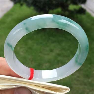 正圈，糯冰种飘绿，尺寸56.0-11.3-7.7，冰润细腻，种老水头足，完美