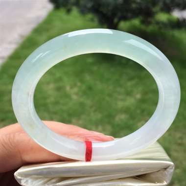 冰种翠色圆条，尺寸55.3-9.4-9.1，水润冰透，种老水头足，完美