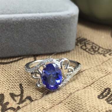 18k金坦桑石戒指，主石1.6ct，配钻0.23ct，总重3.34g，手寸13#，