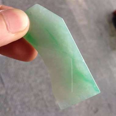 冰种飘绿，一对龙凤吊牌，龙凤呈祥 成双成对 冰糯带色巧雕牌子 尺寸：凤60.7x26.4x9.6mm
