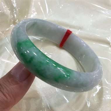 58.1圈口手镯，色阳，底庄细腻，一截绿，完美，圈口对的可以收，尺寸58.1*15.2*7.9mm，
