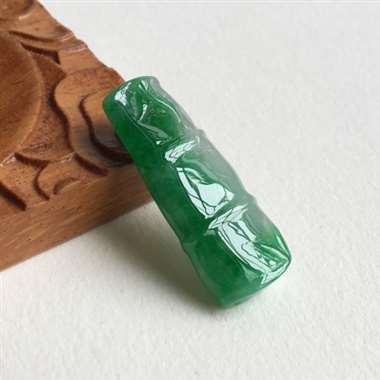辣绿 竹节 节节高 整体有底色 部分辣绿 质地细腻 水润 雕刻工艺精湛 寓意好 佩戴漂亮 少许细纹 辣绿 竹节 节节高 整体有底色 部分辣绿 质地细腻 水润 雕刻工艺精湛 寓意好 佩戴漂亮 少许细纹