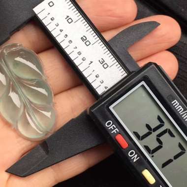 冰种晴底飘花起光叶子吊坠，种老冰透，完美细腻，饱满圆润，性价比高，自然光实拍，大小：35.7/23.