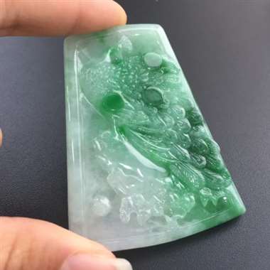 糯种白底青完美凤凰图腾，纯手工雕刻，惟妙惟肖。尺寸：66.1-48.1-5.5