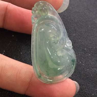 冰种飘花浅绿底如意挂件