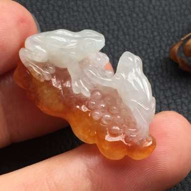冰糯种飘翡翡翠挂件，玉质细腻干净，色泽靓丽，精致