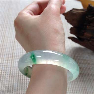 17041531#贵妃尺寸：55.5x13x7.1mm短：48.3mm 高冰翠色镯，起光，清爽，洒红