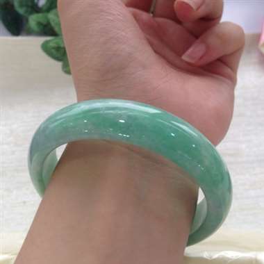 糯种带色正圈手镯，有微纹不抠手，不影响上手效果，实物更美丽！