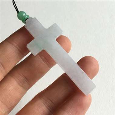 翡翠 十字架✝️ 这是上帝对世人的爱与救赎 是神圣不可侵犯的标志 整体有底色 质地细腻 水润 中间阳