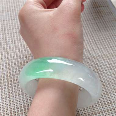 17041227#正圈尺寸：57.6x17.5x8.3mm 老坑料翠色镯，种老光好水头均匀充足，超级