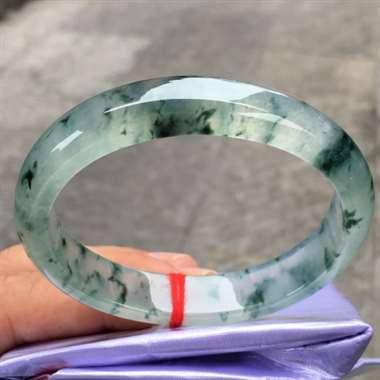 贵妃,冰种飘花,尺寸55.8-11.6-7.0,冰润通透,种老起光,飘花灵动飘逸,完美 贵妃,冰种飘花,尺寸55.8-11.6-7.0,冰润通透,种老起光,飘花灵动飘逸,完美