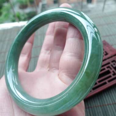 111731A货翡翠精美好种满绿圆条手镯，圈口58.3mm，种好水头足，满绿均匀，条形饱满，质地细腻