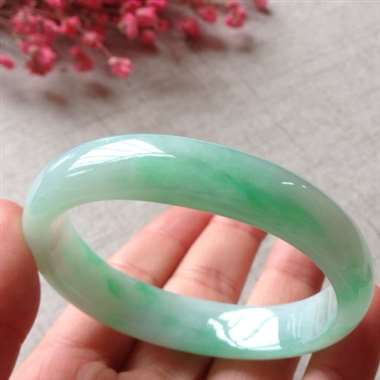 冰阳绿贵妃手镯，有纹无抠感，手镯整体纯净清新，泌人心脾