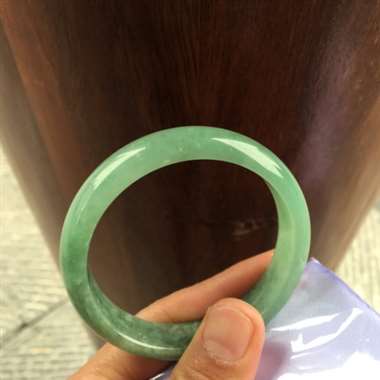 缅甸翡翠A货，完美大气的手镯，一段有棉絮，性价比超高，手慢无货。上身效果超级棒。